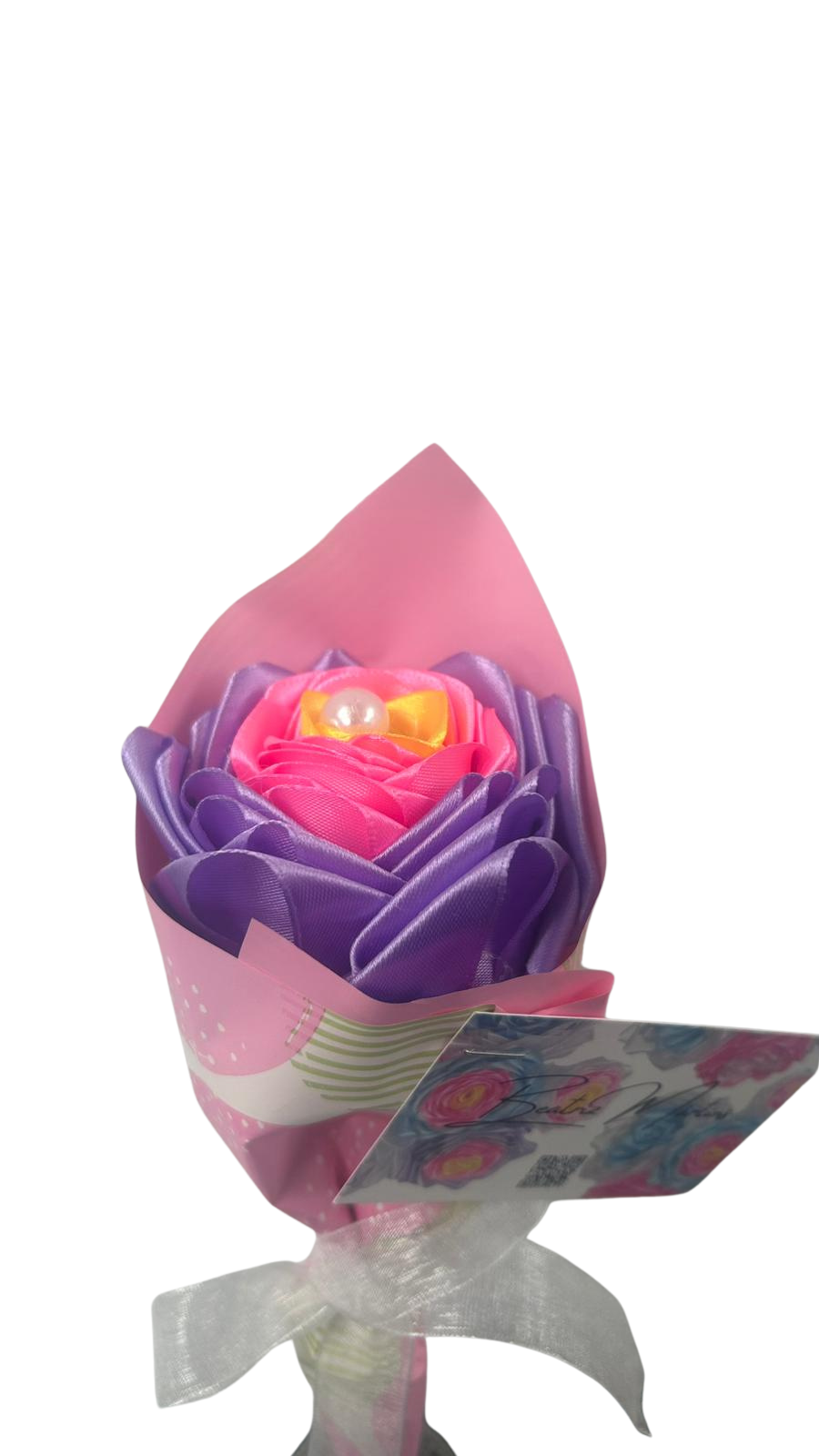 Rosa eterna em cetim cor blush com acabamento delicado